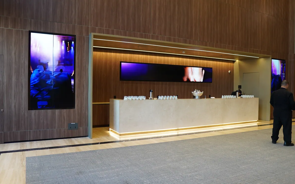 Bar de apoio montado no foyer, com videowalls