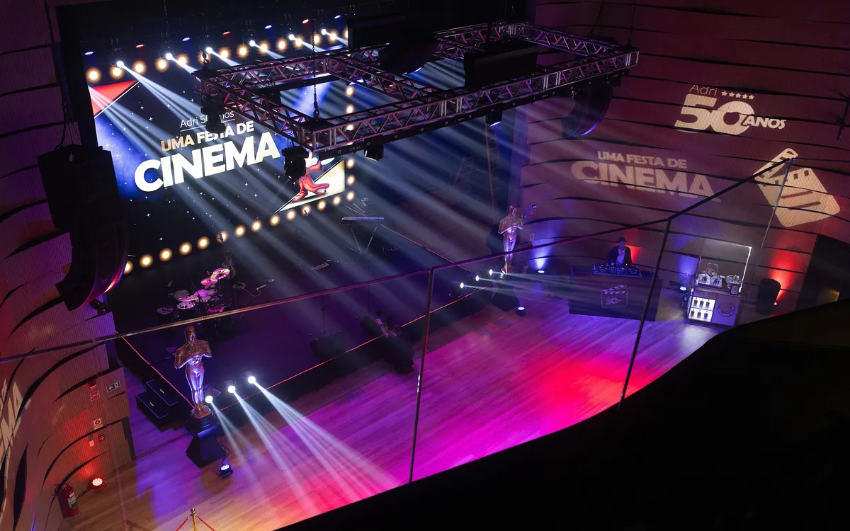 Palco e pista vistos do mezanino antes da abertura, com iluminação cênica