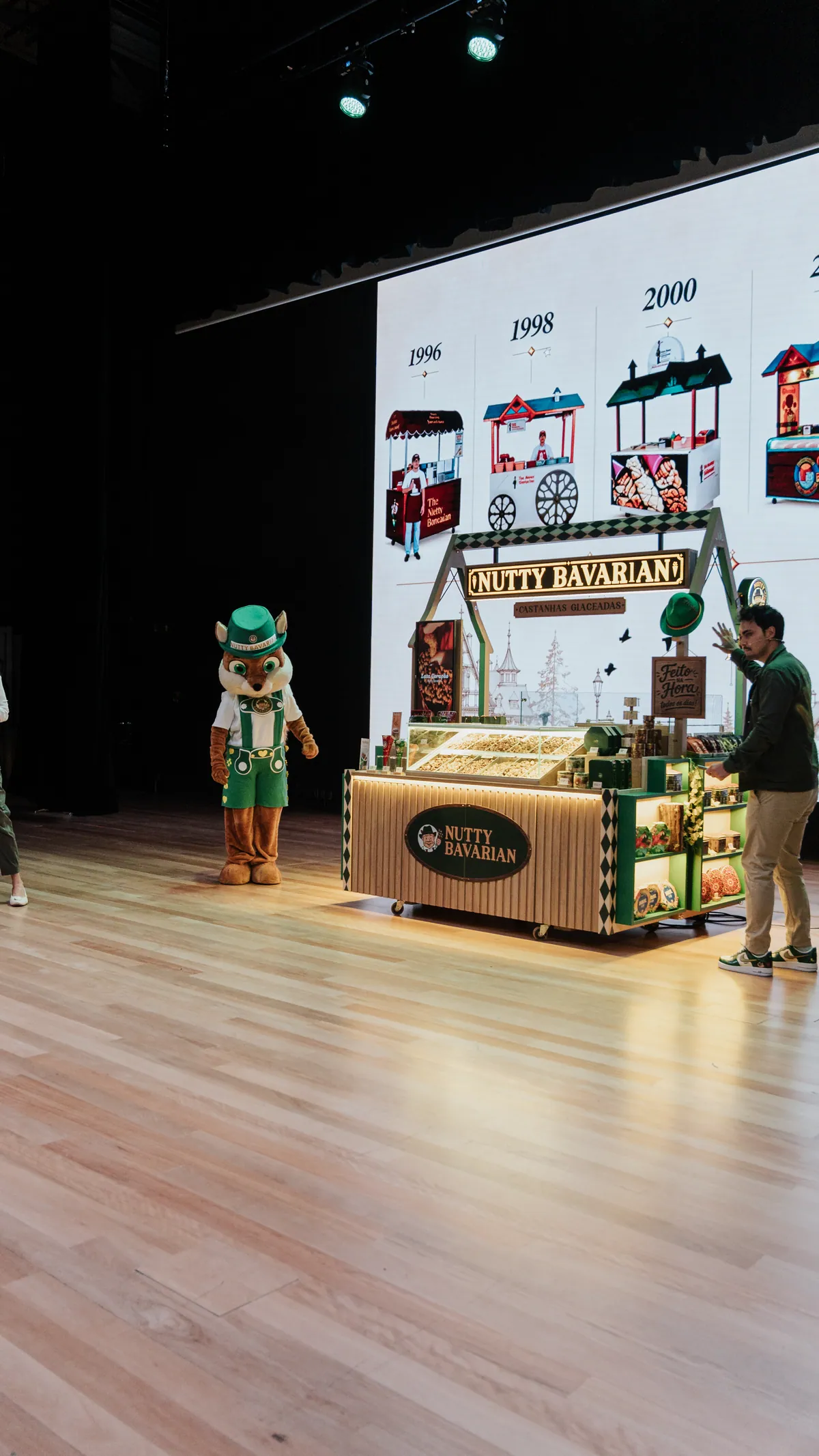 Quiosque da marca e mascote montados sobre o palco