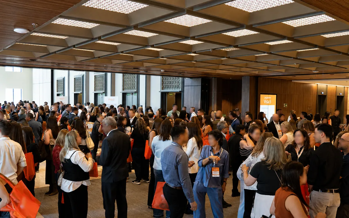 Salas da Área de Eventos unificadas, cheias de convidados