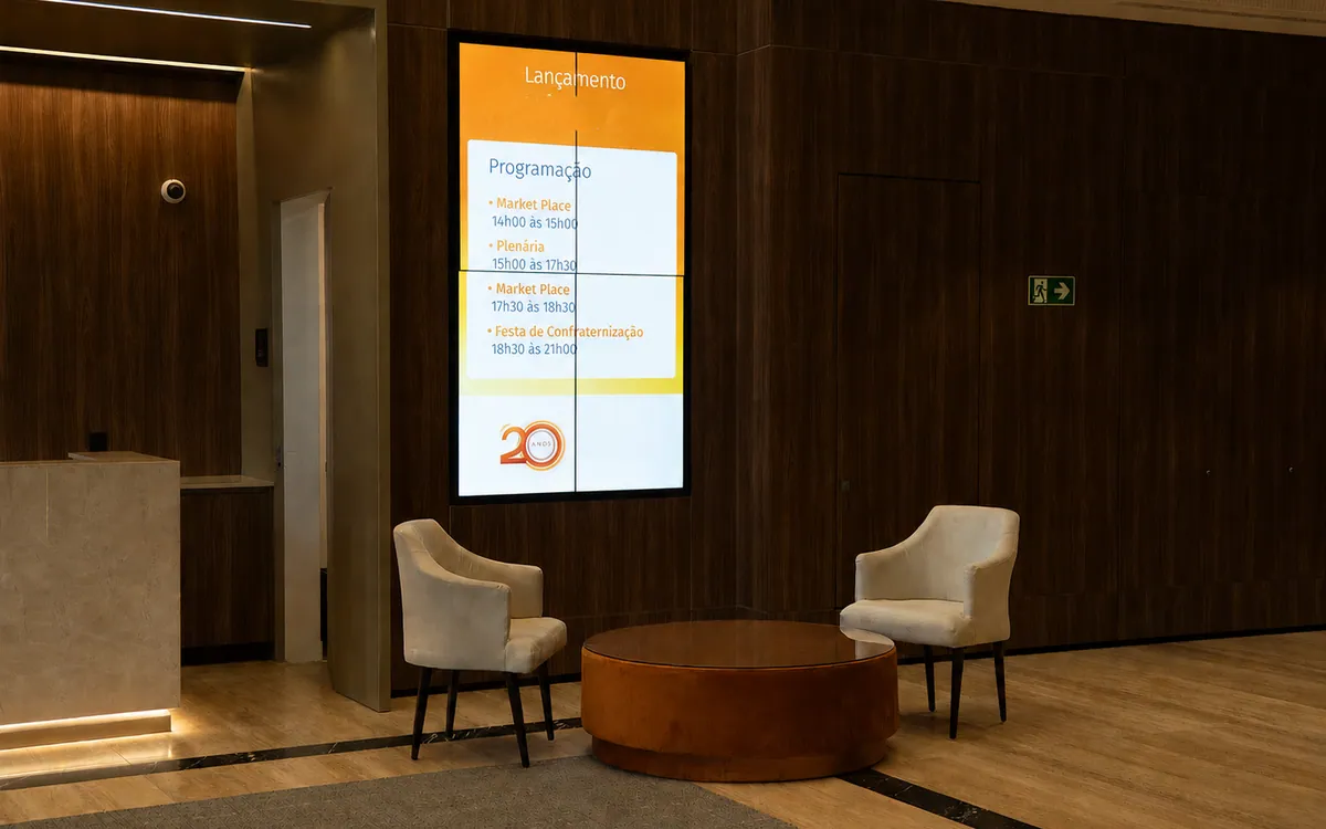 Videowall com a programação do evento no foyer