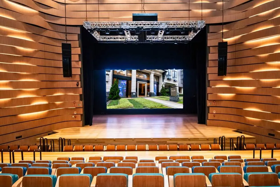 Palco do Espaço Multiúso com painel de LED e arquibancada montada