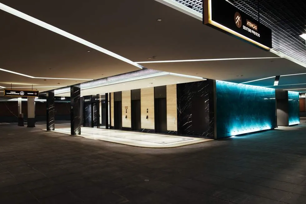Subsolo de acesso com iluminação em LED e elevadores